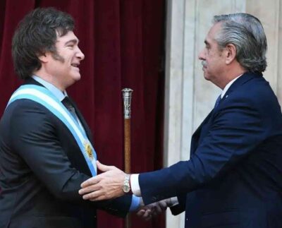 Javier Milei recibe la banda presidencial de manos de Alberto Fernández.