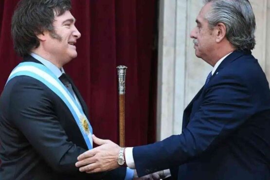 Javier Milei recibe la banda presidencial de manos de Alberto Fernández.