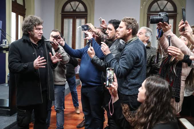 FOPEA alerta sobre una escalada sin precedentes en el discurso del presidente Javier Milei contra periodistas